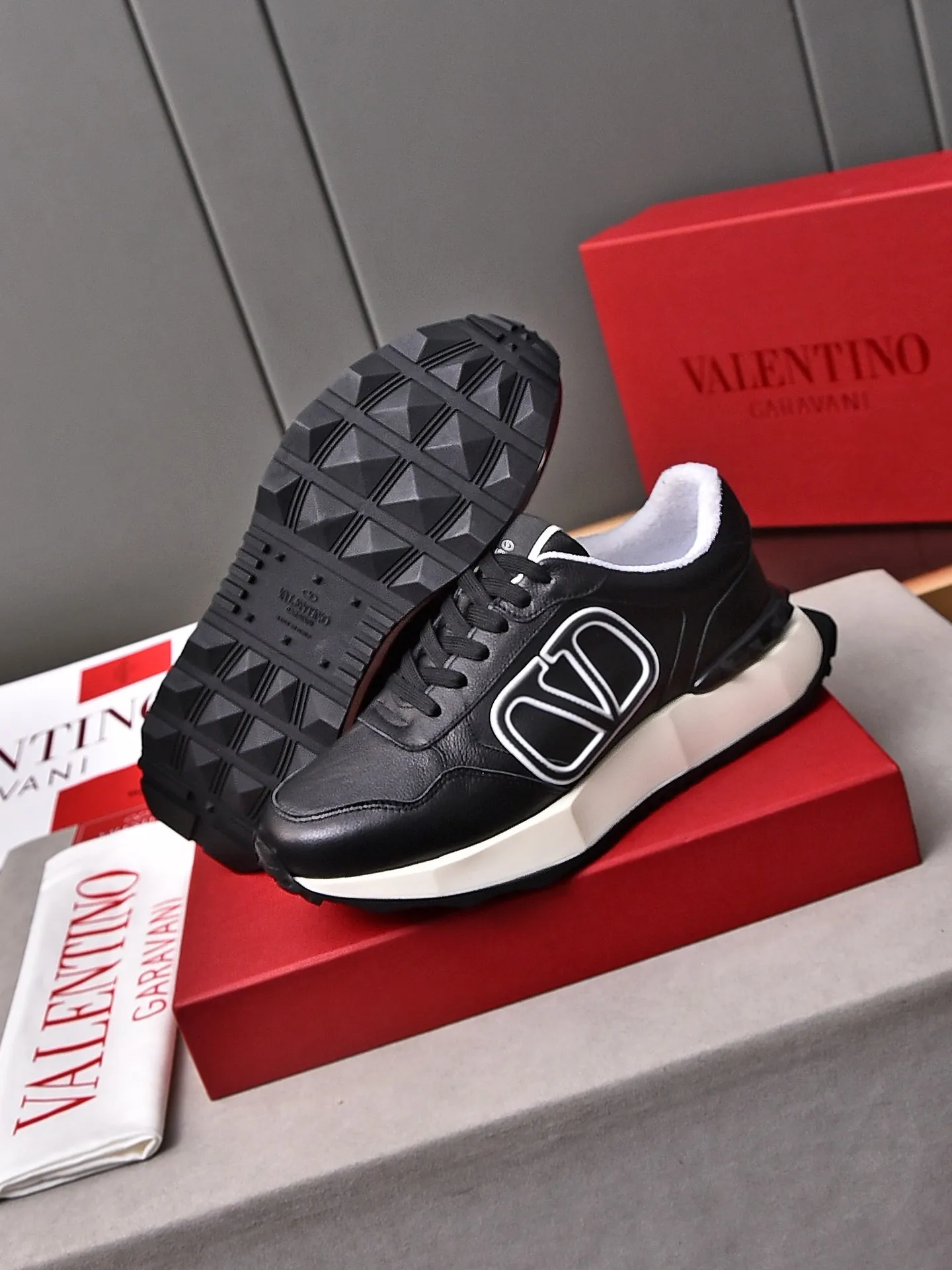 Men's men's shoes 💰560❣️🔺Valentino🔺Valentino New casual shoes Forrest Gump shoes Sports shoes ☑️ The latest popular models on the catwalk, the same style worn by Yang Yang, Zhang Yixing, Guan Xiaotong and many other stars. The upper is glued and embossed with craftsmanship. The oversized LG shows luxury and domineering. It is so beautiful that it is so handsome that it shows a different casualness and fashion. It is a must-have for men‼ ️Material: Original custom-made first-layer cowhide for the upper. Lining: High-density breathable terry cloth. Outsole: Original molded steel-stamped foam combination sole Size: Male 39~44 (45 is custom-made and non-returnable) Full set of counter original packaging